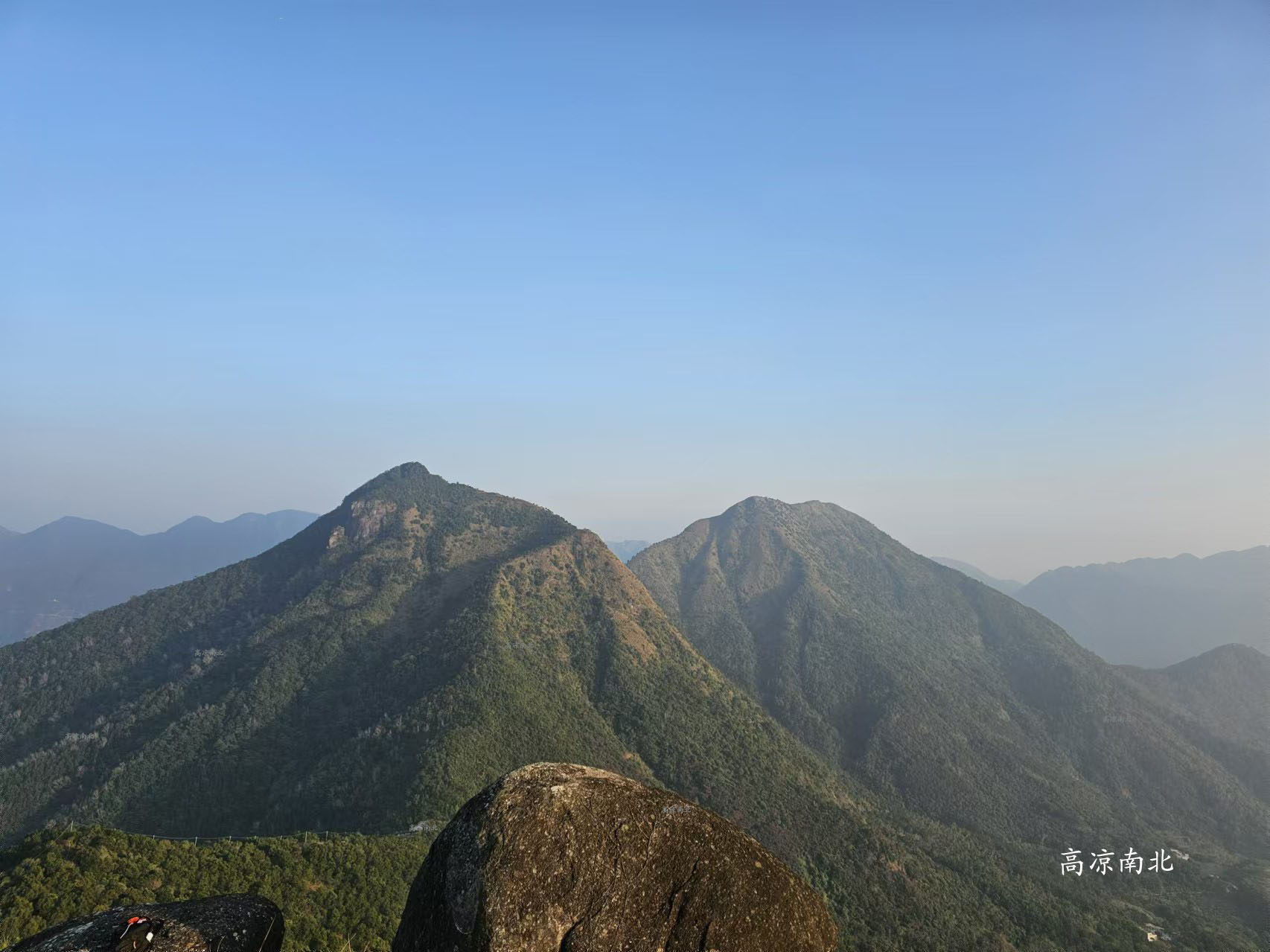 高州夹箭顶、海拔约1191米的夹箭顶山顶山竟然有一座坟-高凉南北